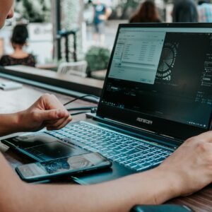 persona che lavora al pc