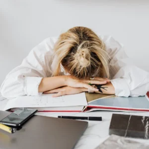 Perché rimandi sempre le decisioni sui soldi (e come smettere)